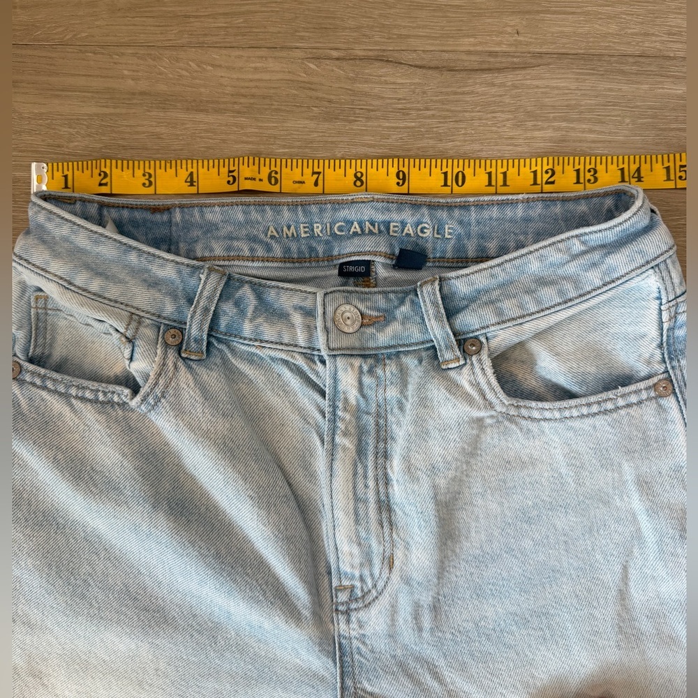 American Eagle Mom Jeans High Rise Light Wash Size 6 Straight Leg - Picture 9 of 9